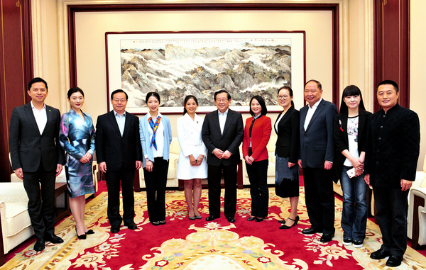 万钢、蒋作君、严以新与宣讲团成员合影（田普晓 摄）