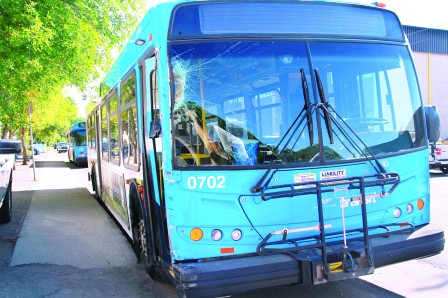 乘客甩出未关车门公交车2 乘客甩出未关车门公交车2