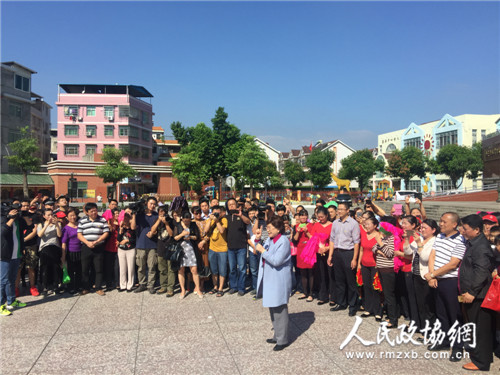 全国政协委员刘兰芳在龙岩市新罗区西安社区即兴表演评书