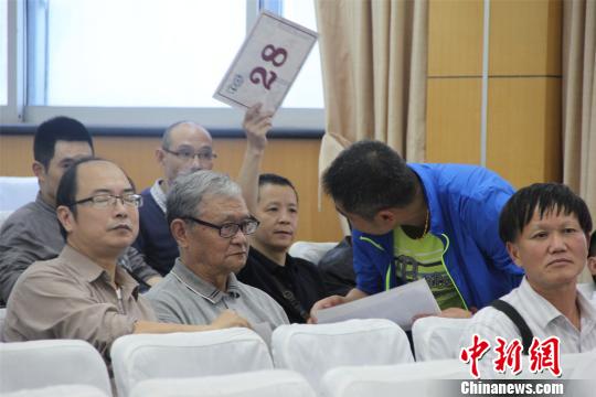 图为连环画拍卖现场 沈颖 摄