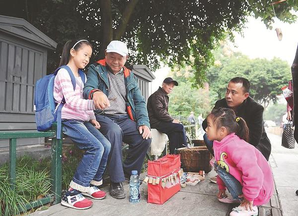 面对前来询问的人群，无论他们是否购买，万富册老人总是不厌其烦地讲解。