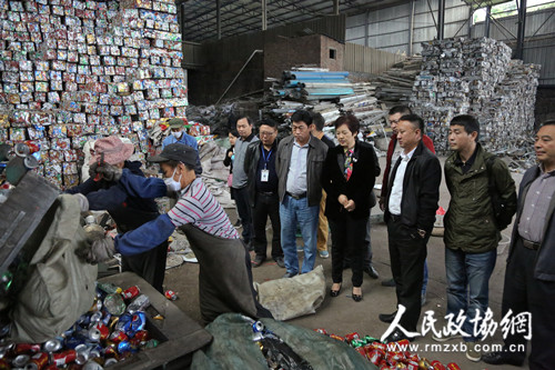 达州市政协就生活垃圾、废弃物等回收再利用开展调研