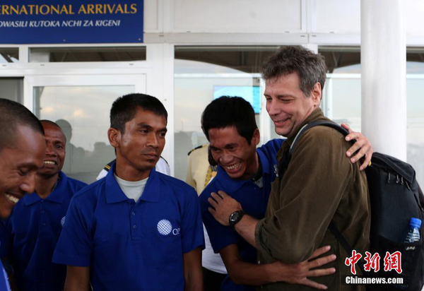 遭海盗劫持4年半 中国船员在内26名人质获救3