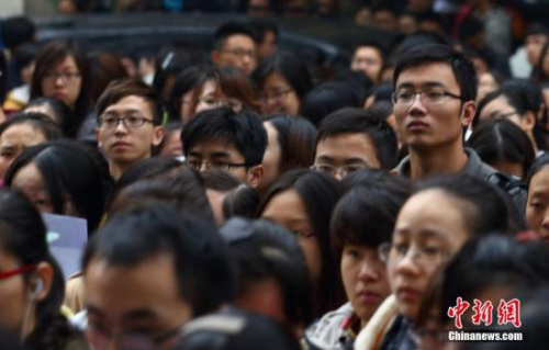 资料图：2013年11月24日，2014年中国国家公务员考试笔试开考。 <a target='_blank' href='http://www.chinanews.com/'>中新社</a>发 泱波 摄试拉开“战幕”，结束上午考试的考生走出北京市一处门口铺满落叶的考场。 <a target='_blank' href='http://www.chinanews.com/'>中新社</a>发 刘关关 摄