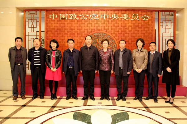 闫小培同酉阳县有关领导同志合影 闫小培同酉阳县有关领导同志合影