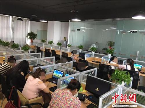 警方现场查获犯罪嫌疑人卢某贩卖公民个人信息的咨询公司?！⌒焓?摄