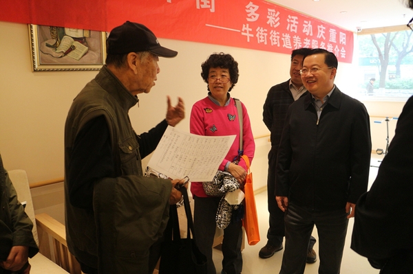 在牛街民族养老驿站与老人亲切交流 在牛街民族养老驿站与老人亲切交流