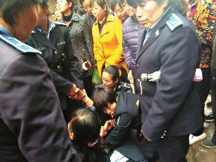 女商贩称遭多名女城管围殴 城管局:这是小事儿