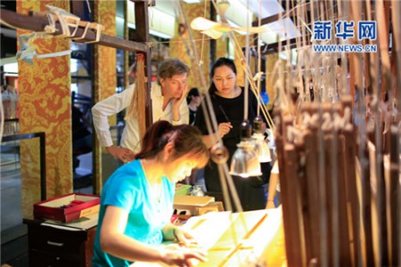 Thomas Widdershoven观看云锦制造过程。