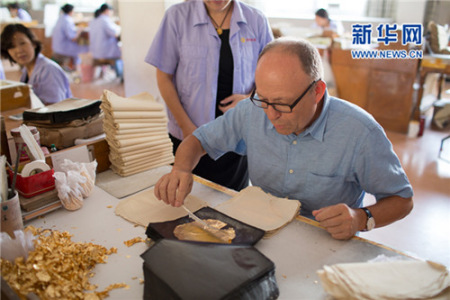 Kim Buck体验金箔制作工艺。