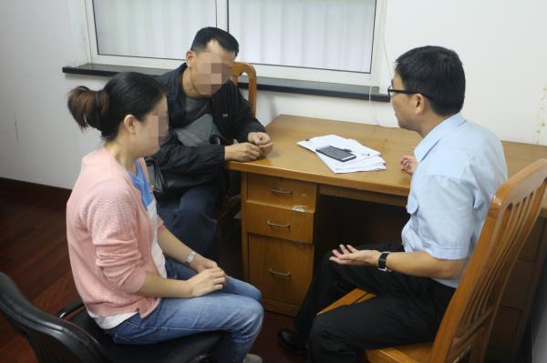 不满判决将女儿扔法院 不满判决将女儿扔法院