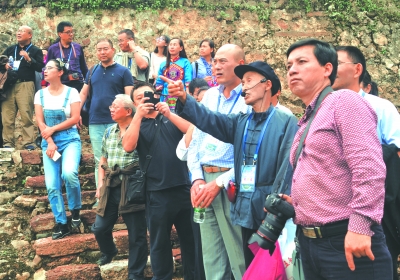 本土专家向盛福为与会者讲解老司城遗址 本土专家向盛福为与会者讲解老司城遗址