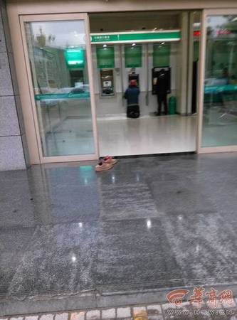 农民工脱鞋跪地取款 农民工脱鞋跪地取款