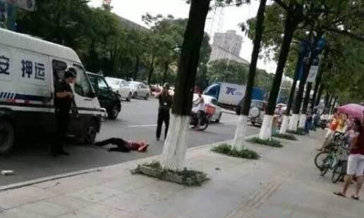 男子追砸运钞车被击毙 男子追砸运钞车被击毙