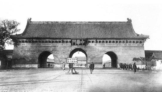 1959年，扩建天安门广场，中华门被拆除