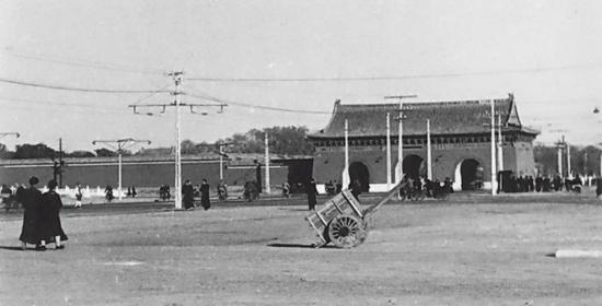 1950年的长安左门，称“龙门”