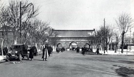 长安右门，称 “虎门”