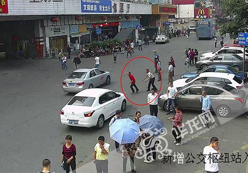 5元钱搬运费没平均分 十多年老友当街互殴被拘