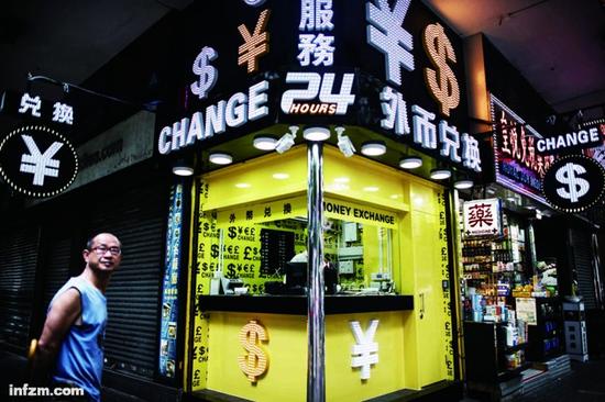 自2016年9月30日以来不到一个月，人民币兑美元即期汇率已经跌去超过1000个基点，贬值幅度超过1.5%。图为香港外币兑换亭。(视觉中国/图)