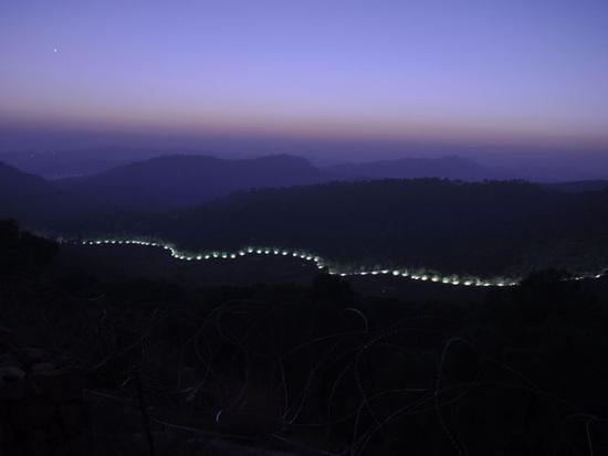 克什米尔，印度巴基斯坦实际控制线。（新华/法新）