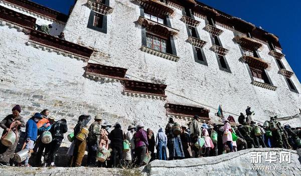 10月27日，工作人员在布达拉宫等候进行粉刷作业。