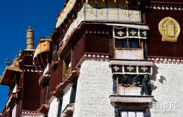 10月27日，工作人员对布达拉宫墙体进行粉刷。