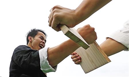 一拳击断两厘米厚木板 李小龙会的寸拳他也会