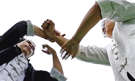 一拳击断两厘米厚木板 李小龙会的寸拳他也会