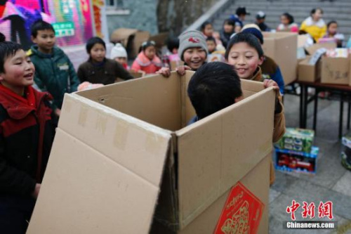资料图：一名四川省北川县的留守儿童收获“神秘礼物”——外出打工三年的父亲通过“快递”的方式将自己“运送”回孩子身边。<a target='_blank' href='http://www.chinanews.com/'>中新社</a>记者 王骏 摄