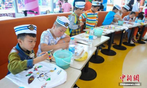 资料图：武汉市25名留守儿童在志愿者的陪同下过儿童节。 <a target='_blank' href='http://www.chinanews.com/'>中新社</a>记者 张畅 摄