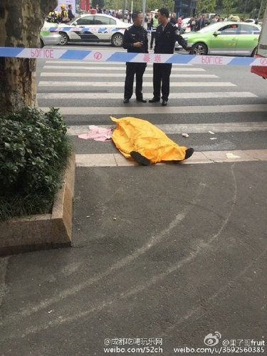 男子突然扑向公交车被碾身亡。