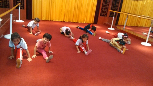 “戏曲进校园”小学生在练功 “戏曲进校园”小学生在练功