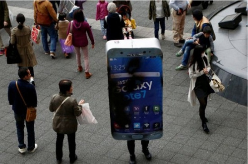 也有人装扮成发生电池起火事故的三星手机。