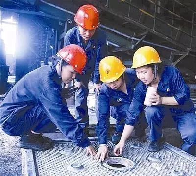 刘利军(右一)和胡新娥(左一)一起工作中