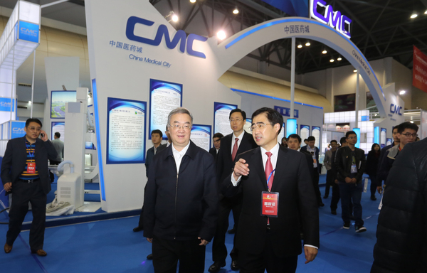 一、十一届全国人大常委会副委员长桑国卫(前排左二)在泰州市委书记蓝绍敏(后排中)、泰州市委常委、泰州医药高新技术产业开发区党工委书记陆春云(前排右一)陪同下参观中国（泰州）第七届国际医药博览会展区。摄影／  顾俊 刘燕