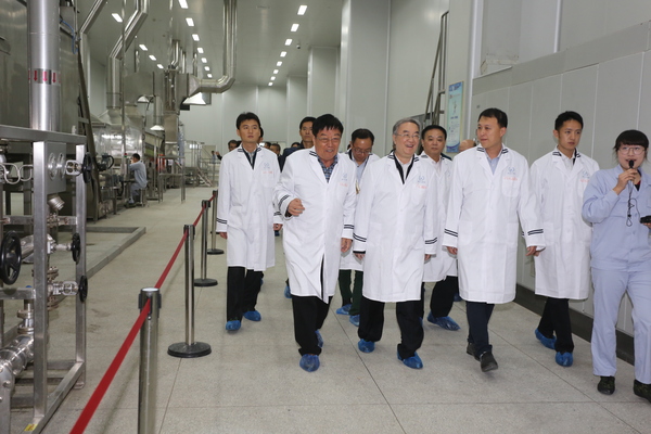 四、十一届全国人大常委会副委员长桑国卫（前排左二）在视察扬子江药业。摄影／  顾俊 刘燕