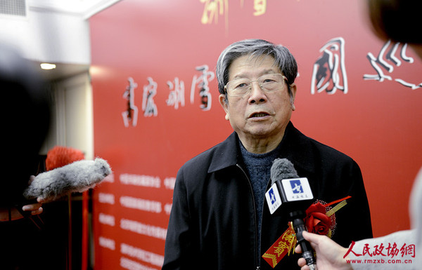 0008A冰雪山水画创始人、著名画家于志学出席徒弟高宏画展开幕式，并接受媒体采访_副本