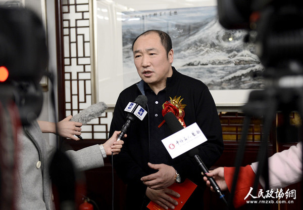 0007A高宏冰雪画展在京开幕，全国政协委员、中国国家画院常务副院长卢禹舜在现场接受采访时，对北方冰雪画给予高度评价._副本