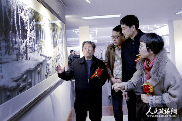 0001A冰雪山水画创始人、著名画家于志学在学生高宏的画展上和嘉宾交流冰雪画创作技巧_副本