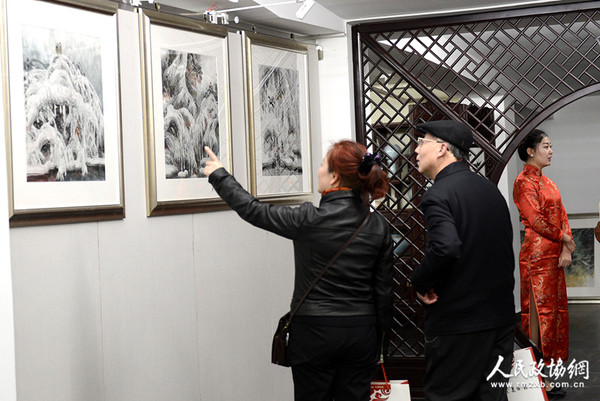 0009A高宏冰雪画全国巡回展在京开幕，嘉宾观赏冰雪画作品_副本