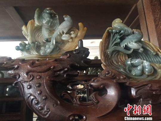 玉雕师董锦灿的《爱巢》翡翠雕?！×尉?摄