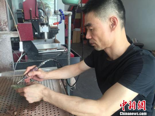 玉雕师董锦灿在雕刻。　廖静 摄