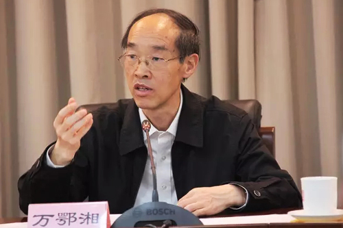 万鄂湘出席会议并讲话 万鄂湘出席会议并讲话