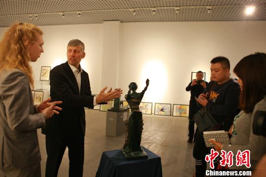 图为亚历山大·沙德林介绍达利的著名雕塑《燃烧的女人》 高吕艳杏 摄 图为亚历山大·沙德林介绍达利的著名雕塑《燃烧的女人》 高吕艳杏 摄