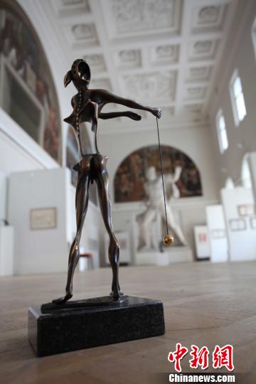 图为萨尔瓦多·达利的作品《对牛顿的敬意》 高吕艳杏 摄 图为萨尔瓦多·达利的作品《对牛顿的敬意》 高吕艳杏 摄