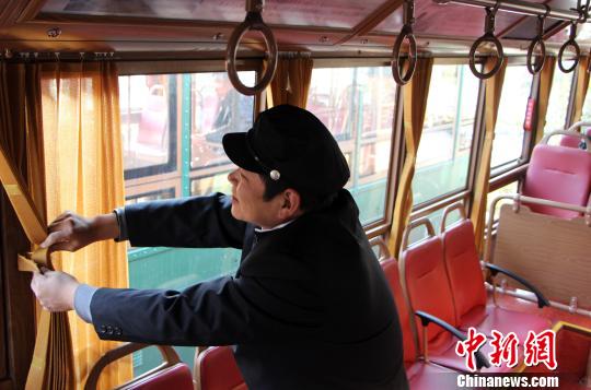 工作人员在为“铛铛车”上路做准备 韩冰 摄 工作人员在为“铛铛车”上路做准备 韩冰 摄