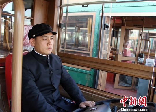 身穿中山装的“铛铛车”司机 韩冰 摄 身穿中山装的“铛铛车”司机 韩冰 摄