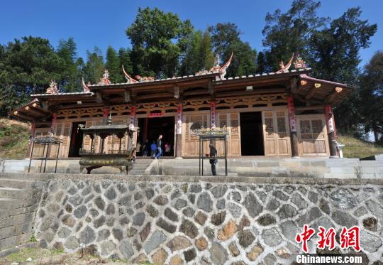 　　图为在阳春村青龙山下，一座近年返修的“普照堂”即是章公祖师肉身像的供殿。这20年来，尽管章公祖师真身被盗，四方信众仍朝拜如仪，香火不断?！≌疟?摄