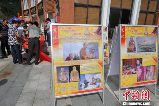 图为10月28日，福建省大田县举行盼望章公祖师早日回归故里签名请愿活动。　张斌 摄