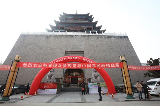 矗立在秋日艳阳中的秦峰美术馆(清渭楼)